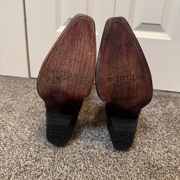 Corral Women’s 6M Red/Black Floral Embroidered Studded Snip Toe Western Boots - Picture 7 of 10